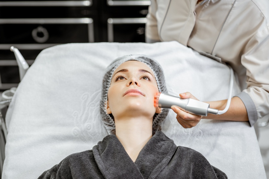 Leeds practitioner using a focused-ultrasound handpiece on the jaw area